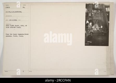 I membri della classe West Point 1921 visitano l'Arsenale di Terni in Italia durante il loro tour. La foto è stata scattata dal tenente colonnello G.R. Harrison il 1 dicembre 1919. La didascalia menziona la località come Terni, Italia e descrive la scena della classe che indossa martelli pesanti all'Arsenale. Sono incluse anche note scritte e numero di identificazione 64873. Foto Stock