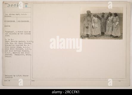 Tenente Adrian Duff, insieme al capitano Beverly Rantoul, Pvt. Geo. St Clair Preston, Miss Louise Adams, Miss Adele Birdsell, e Miss Gertrude Nichols, sono visti posare con una figura chiamata "KAMERAD" che i soldati hanno fatto nel cortile della mensa. Questa foto è stata scattata il 14 ottobre 1918 a Senoncourt, Mosa, Francia. Foto Stock