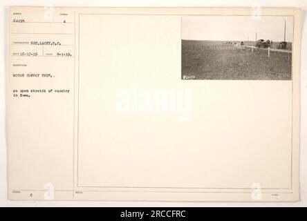 Un convoglio di motori viaggia attraverso un tratto aperto di paese in Iowa durante la prima guerra mondiale La foto è stata scattata il 1 agosto 1919 dal fotografo SOT, Lacey.S.C. Il viaggio in convoglio faceva parte delle attività militari americane durante la guerra. Foto Stock