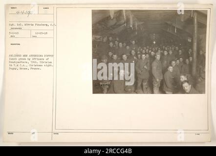 Il sergente Morris Fineberg e' qui raffigurato mentre pranza a buffet allo Y.M.C.A. a Dugny, Mosa, Francia. Il pranzo è stato dato dagli ufficiali del quartier generale della 79th Division la notte di Natale. La foto è stata scattata il 3 gennaio 1919 e l'immagine è il numero 344190 della collezione. Foto Stock