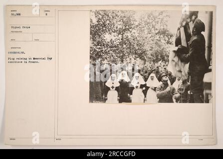 Immagine dei soldati americani che partecipano alla cerimonia di innalzamento della bandiera durante gli esercizi del Memorial Day in Francia. La foto è stata scattata dal Signal Corps ed è numerata 50.066. Foto Stock