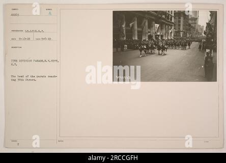 Immagine che mostra la 77th Division Parade a New York City. La fotografia cattura la testa della parata mentre raggiunge la 35th Street. Scattata dal tenente Lyon il 6 maggio 1919, l'immagine raffigura le attività militari durante la prima guerra mondiale Rilasciato con il numero di riferimento *49903. Foto Stock