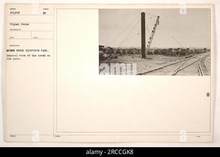 Parcheggio di ricezione per camion con un grande camion parcheggiato nel parco. La fotografia è numerata 62.056 ed è stata scattata dal Signal Corps durante la prima guerra mondiale La foto fa parte della collezione RECO. Questo particolare parco è etichettato come Parco di ricezione dei veicoli a motore Syndol EU. Foto Stock