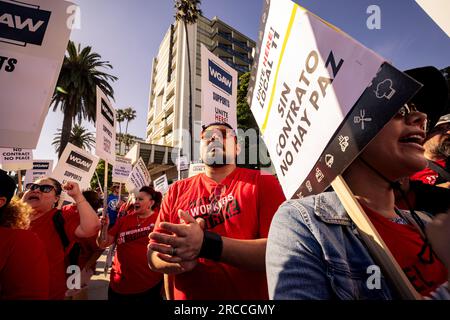 Santa Monica, Stati Uniti. 13 luglio 2023. I lavoratori degli hotel dell'UNITE SONO QUI! Picchetto locale 11 union al Fairmont Miramont Hotel di Santa Monica. Hanno lavorato senza contratto, come hanno fatto molti impiegati di hotel di LA County. L'unione chiede un aumento dei salari di sussistenza in modo che i loro membri possano vivere e permettersi un alloggio nella contea di LA. 7/13/2023 Santa Monica, CA., Stati Uniti. (Foto di Ted Soqui/SIPA USA) credito: SIPA USA/Alamy Live News Foto Stock