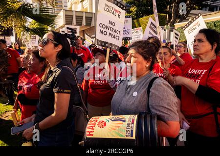 Santa Monica, Stati Uniti. 13 luglio 2023. I lavoratori degli hotel dell'UNITE SONO QUI! Picchetto locale 11 union al Fairmont Miramont Hotel di Santa Monica. Hanno lavorato senza contratto, come hanno fatto molti impiegati di hotel di LA County. L'unione chiede un aumento dei salari di sussistenza in modo che i loro membri possano vivere e permettersi un alloggio nella contea di LA. 7/13/2023 Santa Monica, CA., Stati Uniti. (Foto di Ted Soqui/SIPA USA) credito: SIPA USA/Alamy Live News Foto Stock