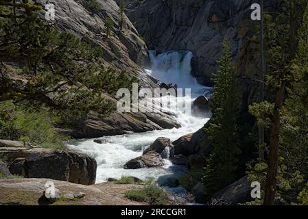 Insenature con acqua che scorre nell'Emigrant Wilderness Foto Stock