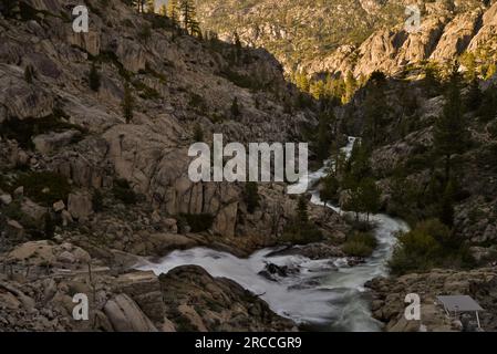Insenature con acqua che scorre nell'Emigrant Wilderness Foto Stock