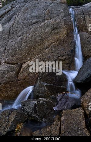 L'acqua scorre dai massi. Foto Stock