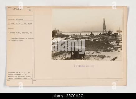 Questa fotografia raffigura la costruzione di un hangar per idrovolanti a Langley Field a Hampton, Virginia. È stato scattato il 5 gennaio 1918 dal fotografo Robinson ed è stato rilasciato dalla W.C.D. alla Photo Division del Signal Corps per l'approvazione. L'immagine è stata approvata per l'uso ufficiale il 21 febbraio 1918. Foto Stock