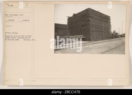 Primo piano di una pila di binari da 120 libbre in un deposito di rifornimenti a Kearney, N.J. La foto mostra il metodo di archiviazione utilizzato per le rotaie. Immagine scattata da Sgt. Steiniger, S.C. il 18 luglio 1919. La fotografia è numerata 61.693 nella collezione delle attività militari americane durante la prima guerra mondiale. Foto Stock