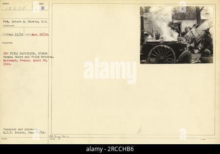 I soldati del 2nd Field Battalion del Signal Corps sono stati visti a Moirmont, in Francia, il 26 aprile 1918. La fotografia mostra cuochi e una cucina da campo allestita da Pvt. Robert M. Barnes. L'immagine è stata scattata l'11 giugno 1918 ed è stata censurata e pubblicata dal M.I.B Censor il 14 giugno 1918. Didascalia rilasciata a fini ufficiali. Foto Stock