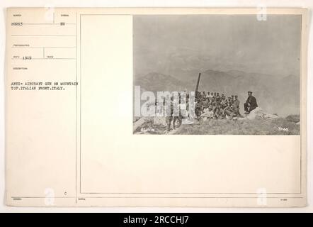 Cannone antiaereo sulla cima di una montagna sul fronte italiano durante la prima guerra mondiale. Questa fotografia, numerata 20213 e scattata nel 1919 dal fotografo ECO, mostra un simbolo BU antiaereo pistola in Italia. Immagine tratta dalla collezione "Photographs of American Military Activities during World War One". Foto Stock