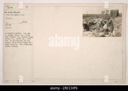 Soldati che si tagliano i capelli da un barbiere vicino a Dravigny, Aisne, Francia durante la prima guerra mondiale R.P. privato Arin, S.C., ha scattato la foto. Tra i presenti c'erano Pvt. WM. L. Brown di Hdqrs. Co., 110th Inf., Pvt. Martin Young di Hdqrs. Co., 110th Inf., e Cpl. Suter della 103rd Field Signal EN., 28th Division. Foto Stock