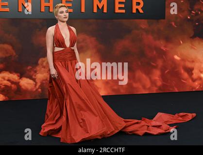 Londra, Regno Unito. 13 luglio 2023. Florence Pugh at the Oppenheimer UK Premiere, Londra, Regno Unito, 13 luglio 2023. Il cast del nuovo film Oppenheimer è uscito dalla prima britannica a Londra “per andare a scrivere i loro cartelli” prima dell’annuncio gli attori di Hollywood stavano andando in sciopero. Giovedì sera, gli attori principali dell'attesissima biografia di guerra di Christopher Nolan sono usciti dalla prima del film all'Odeon Luxe di Leicester Square in solidarietà con gli attori statunitensi union Sag-Aftra. Foto di Stuart Hardy/ABACAPRESS.COM Credit: Abaca Press/Alamy Live News Foto Stock