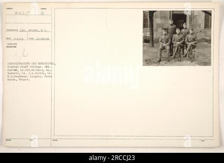 La fotografia mostra un gruppo di militari a Langres, Haute Marne, in Francia. Gli individui nella foto includono il sergente Abbott e il colonnello Kertbe, il tenente colonnello Melikeui, il maggiore Garrett, il tenente J.A.Galvin e il tenente W.G. Saunders. Sono riuniti per una riunione amministrativa ed esecutiva presso il General staff College. La fotografia è stata scattata il 28 dicembre 1918 ed è al numero di riferimento 44617. Foto Stock