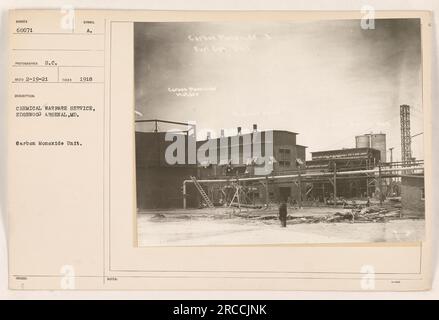 Soldati all'Edgewood Arsenal nel Maryland che si preparano per una missione durante la prima guerra mondiale Sono membri dell'unità del monossido di carbonio, che lavorava con il monossido di carbonio come agente chimico di guerra. La fotografia è stata scattata nel 1918 e i soldati sono mostrati con maschere di monossido di carbonio e supporti per gas combustibile. Foto Stock