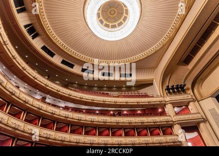 Interno del Teatro dell'Opera di Vienna a Viena in Austria il 5 maggio 2023 Foto Stock
