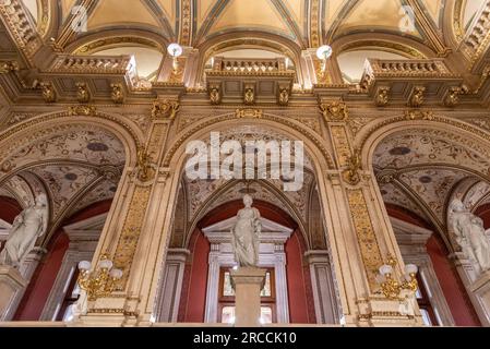 Interno del Teatro dell'Opera di Vienna a Viena in Austria il 5 maggio 2023 Foto Stock