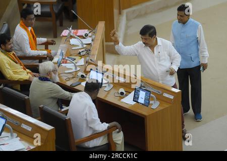 Congresso MLA Sudip Roy Barman, che diffonde acqua Santa nell'assemblea prima dell'inizio della sessione di bilancio ad Agartala. Tripura, India. Foto Stock