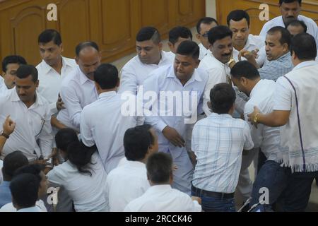 Congresso MLA Sudip Roy Barman, che diffonde acqua Santa nell'assemblea prima dell'inizio della sessione di bilancio ad Agartala. Tripura, India. Foto Stock