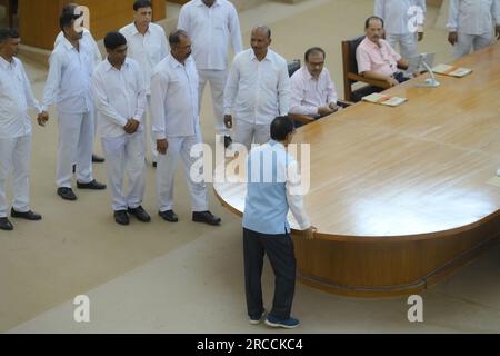 Congresso MLA Sudip Roy Barman, che diffonde acqua Santa nell'assemblea prima dell'inizio della sessione di bilancio ad Agartala. Tripura, India. Foto Stock