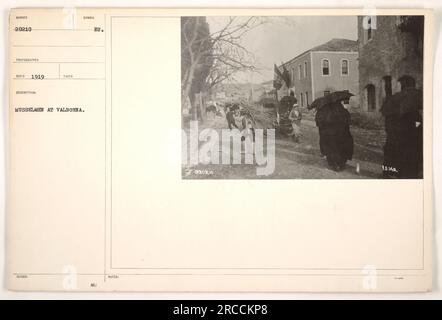 Soldati che supervisionavano rifornimenti e armi catturati dalle forze turche a Valborna durante la prima guerra mondiale. La foto è stata scattata nel 1919 dal fotografo Seco. L'immagine mostra casse contenenti munizioni e attrezzature, con soldati in background che ispezionano il contenuto. Foto Stock