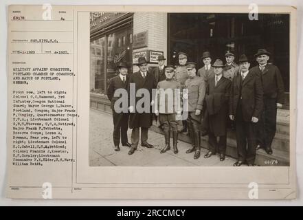 I membri della Commissione per gli affari militari, della camera di commercio di Portland e del sindaco di Portland, Oregon, posano per una fotografia nell'aprile 1920. Prima fila, da sinistra a destra: Colonnello C. Hammond, sindaco George L. Baker, maggiore Frank P. Tingley, tenente colonnello G.N.S. Stevens, il maggiore Frank P. Tebbetts e Loren A. Bowman. Fila posteriore, da sinistra a destra: Tenente colonnello H.C. Cabel1, Colonnello Francis J. Koester, Tenente Comandante P.K. Anziano, e William Reidt. La foto è stata scattata da S.C. Hitz. Foto Stock