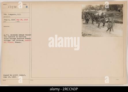 La polizia militare americana (M.P's) ha visto portare prigionieri tedeschi catturati durante il viaggio americano attraverso un villaggio francese deserto. La foto è stata scattata il 2 luglio 1918 da Pvt. Longacre e fa parte delle attività della 1st Division a Mesnil-St Firmin, Francia. Questa immagine è stata approvata dalla censura dell'A.E.F. il 19 giugno 1918. Foto Stock