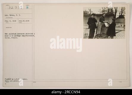 Il sergente Ryden ha catturato questa foto il 2 gennaio 1919. Mostra due rifugiati alsaziani che mangiano da un barattolo della spazzatura a Vincennes, Senna, Francia. La fotografia è stata passata dalla A.E.P. censor, ma la data esatta è sconosciuta. Foto Stock