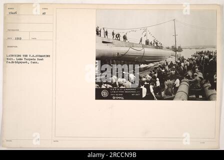 Didascalia: Fotografia della cerimonia di lancio del sottomarino statunitense R-21, scattata presso il Lake Torpedo Boat Co. A Bridgeport, Connecticut. L'immagine raffigura il momento in cui il sottomarino è stato lanciato in acqua. L'immagine è stata ricevuta dal fotografo nel 1919 e fa parte della collezione di attività militari americane durante la prima guerra mondiale. Foto Stock