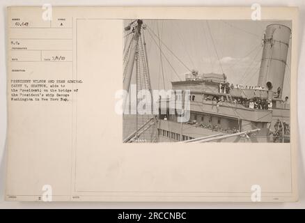 Il presidente Wilson e il contrammiraglio Cary T. Grayson sul ponte della USS George Washington nella Baia di New York, New York City. Fotografia scattata l'8 luglio 1919. Foto Stock