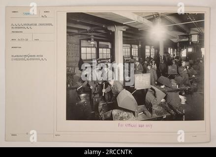 Una fotografia in bianco e nero di un gruppo di fabbri al Mechanics Institute di Rochester, N.Y. La foto è etichettata come soggetto 58822, scattata da un fotografo del S.A.T.C. Mechaniics Institute il 27 aprile 1919. L'immagine mostra i fabbri che lavorano nella loro officina. Foto Stock