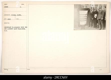 Segretario W.G. McAdoo è raffigurato tenendo la 4th Liberty Loan Flag a Washington, D.C. nel 1918. Il simbolo della descrizione della fotografia è 111-SC-19990 ed è stata scattata dal Signal Corps. La foto è stata rilasciata da C.A. e si nota che ha 3-400. Foto Stock