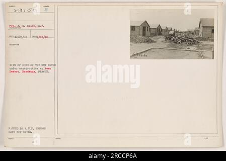 Costruzione di nuovi quartieri in corso a Beau Desert, Bordeaux, Francia, nell'agosto 1918. Questa fotografia risale alla prima guerra mondiale e mostra i progressi compiuti nell'espansione delle strutture mediche per l'esercito americano. Il fatto che sia stato approvato da A.E.F. censor indica la sua autenticità. Foto Stock