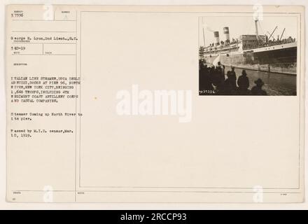 L'immagine mostra il piroscafo italiano, Duca degli Abruzzi, che attracca al molo 96 sul North River a New York. Il piroscafo sta portando 1.648 soldati, tra cui il 4th Regiment Coast Artillery Corps e compagnie informali. La foto è stata scattata in una data sconosciuta ed è stata rilasciata dopo essere passata attraverso la censura del dipartimento di intelligence militare il 10 marzo 1919. Foto Stock