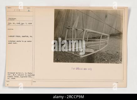 Soldati a Langley Field a Hampton, Virginia, che conducono un test di sabbia su parti di aeroplani. Questa foto è stata scattata il 7 gennaio 1918 ed è stata rilasciata dalla W.C.D. alla Photo Division, B.C., soggetta all'approvazione del Signal Corps, ed è stata approvata il 21 febbraio 1918. L'immagine è solo per uso ufficiale. Foto Stock