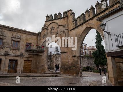 BAEZA, SPAGNA - 6 DICEMBRE 2022: Ex tribunale civile e Ufficio del notaio, porta di Jaen e Arco di Villalar, sito storico-artistico nella città di Ba Foto Stock