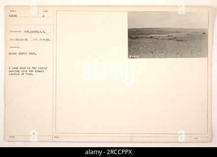 Un convoglio di veicoli militari che attraversano il paese di Alkali nello Utah. Il convoglio faceva parte di un viaggio a motore durante la prima guerra mondiale. La foto fu scattata il 1 agosto 1919 e fu scattata dal sergente Lacey del Signal Corps. Foto Stock