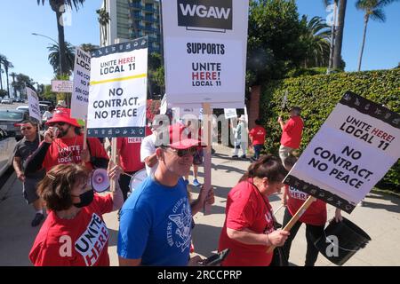 Los Angeles, Stati Uniti. 13 luglio 2023. I membri della Writers Guild of America (WGA) si uniscono alla Writers Guild of America West (WGAW) per sostenere i lavoratori degli hotel in sciopero, UNISCITI QUI! Gli 11 locali, mentre fanno il picchetto all'esterno del Fairmont Miramar Hotel & Bungalows a Santa Monica. (Foto di Ringo Chiu/SOPA Images/Sipa USA) credito: SIPA USA/Alamy Live News Foto Stock