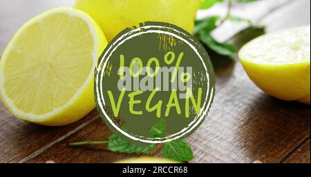 Composto per il 100% di testo vegano su limoni dimezzati Foto Stock