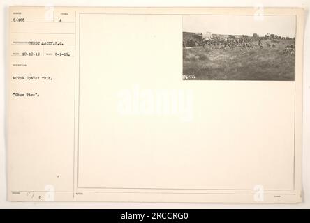 I soldati americani in un viaggio in convoglio durante la prima guerra mondiale fanno una pausa per il pranzo, chiamato "Chow Time". La foto è stata scattata il 1 agosto 1919 dal fotografo Serot Lacey. Questa è l'immagine numero 64186 della collezione StillPixFindingAid. Foto Stock