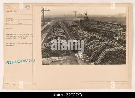 Lavoratori che scaricano una gru nello stabilimento di Detroit Shell Co. A Detroit, Michigan, durante la prima guerra mondiale. Lo stabilimento ha svolto un ruolo cruciale nella produzione di proiettili per il governo. L'immagine mostra l'area di immagazzinamento della forgiatura in cui sono state assemblate e conservate le coperture. Foto Stock