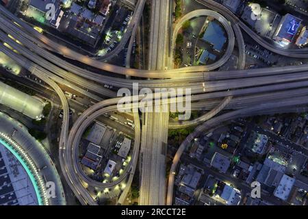 Una vista aerea generale della Interstate 110 Harbor Freeway e dello svincolo a quattro livelli dell'autostrada US 101, giovedì 13 luglio 2023, a Los Angeles. Foto Stock