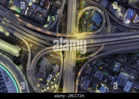 Una vista aerea generale della Interstate 110 Harbor Freeway e dello svincolo a quattro livelli dell'autostrada US 101, giovedì 13 luglio 2023, a Los Angeles. Foto Stock