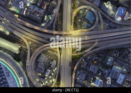 Una vista aerea generale della Interstate 110 Harbor Freeway e dello svincolo a quattro livelli dell'autostrada US 101, giovedì 13 luglio 2023, a Los Angeles. Foto Stock