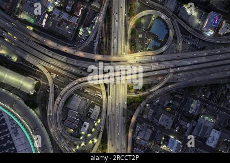 Una vista aerea generale della Interstate 110 Harbor Freeway e dello svincolo a quattro livelli dell'autostrada US 101, giovedì 13 luglio 2023, a Los Angeles. Foto Stock