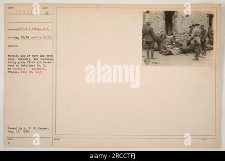 "Didascalia fattuale: Pvt. J. E. Gibbon, S.C., scattò questa fotografia il 15 luglio 1918. Mostra un gruppo di soldati feriti del 30th e 38th Regiments of Infantry, 3rd Division, che ricevono cure di primo soccorso da ambulanza Co. 5 a Courboin, Francia. L'immagine è stata approvata dall'A. E. F. Censor il 13 agosto 1918." Foto Stock