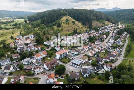 Rottweil, Germania. 12 luglio 2023. Panoramica del comune di Göllsdorf, un distretto di Rottweil. Crediti: Silas Stein/dpa/Alamy Live News Foto Stock