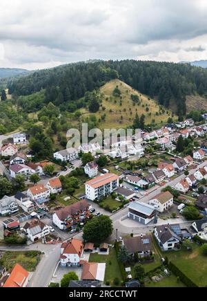 Rottweil, Germania. 12 luglio 2023. Panoramica del comune di Göllsdorf, un distretto di Rottweil. Crediti: Silas Stein/dpa/Alamy Live News Foto Stock