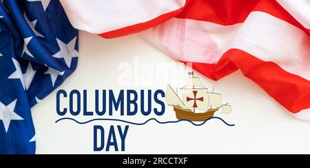 Felice festa di columbus con barca a vela e vista sull'oceano Foto Stock